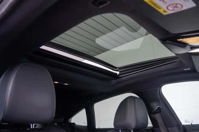 BMW i4 (2023) thumbnail 17
