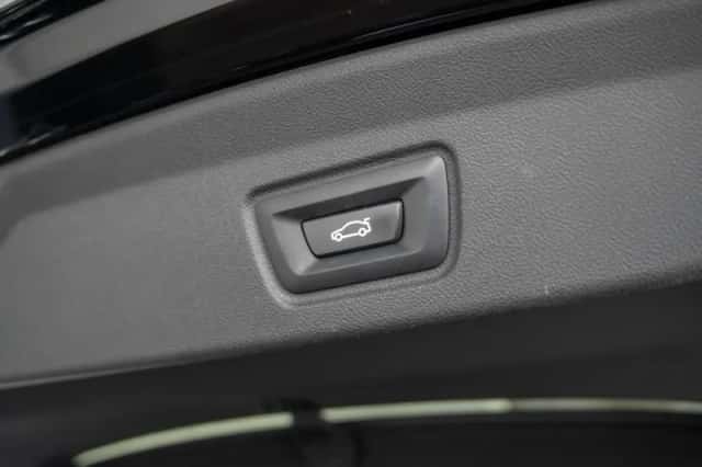 BMW i4 (2023) thumbnail 18