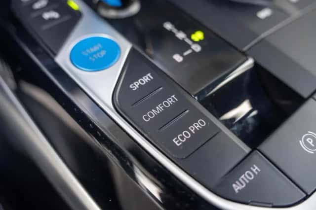 BMW i4 (2023) thumbnail 23