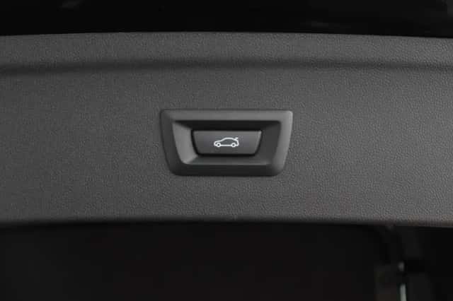 BMW iX (2025) thumbnail 13