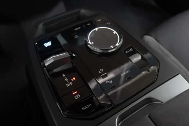 BMW iX (2025) thumbnail 16