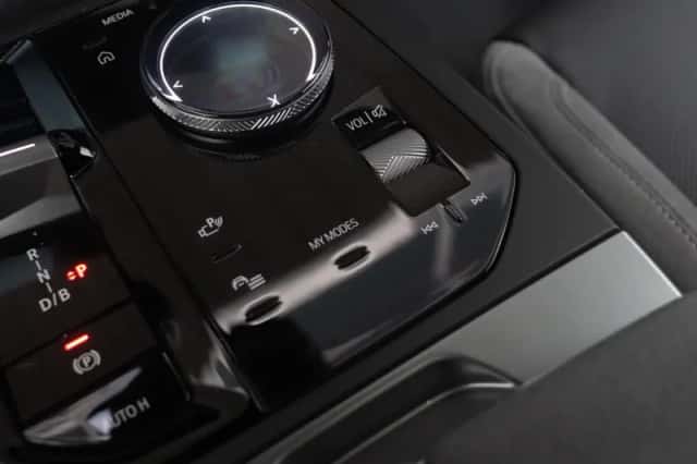 BMW iX (2025) thumbnail 17