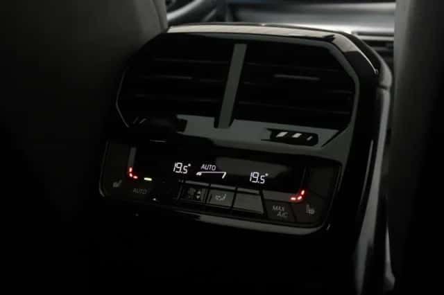 BMW iX (2025) thumbnail 36