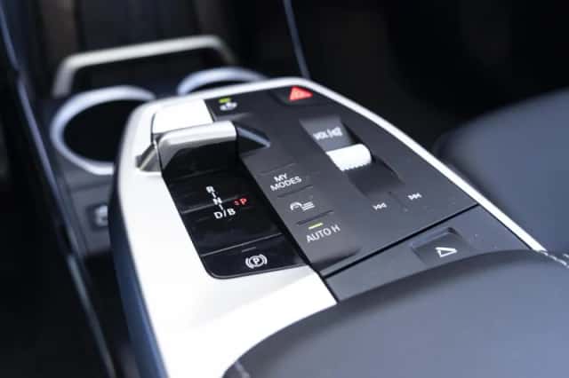 BMW iX1 (2025) thumbnail 13