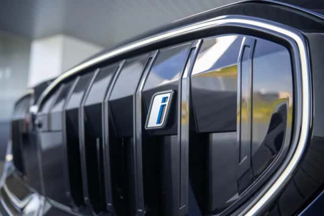 BMW i5 (2026) thumbnail 12