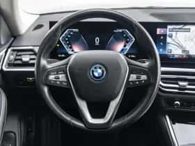 BMW i4 (2023) thumbnail 10