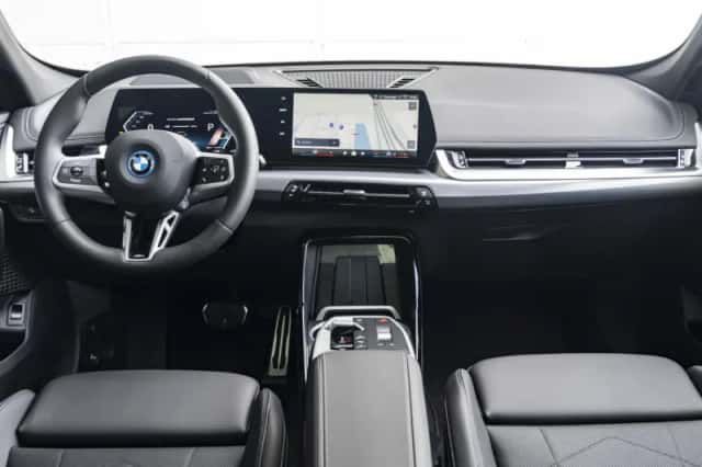 BMW iX1 (2025) thumbnail 3