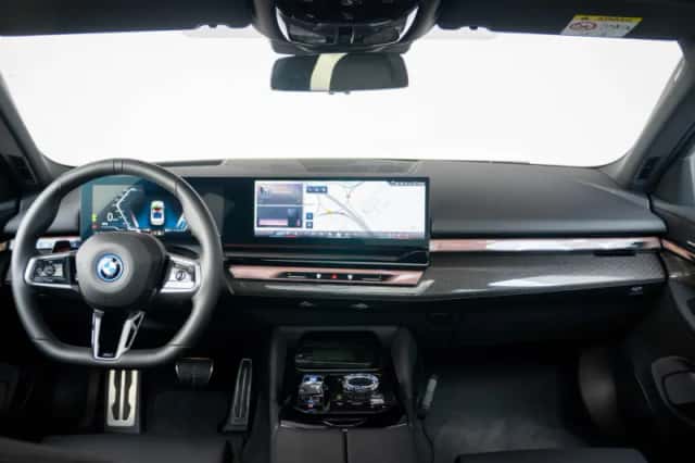BMW i5 (2025) thumbnail 3