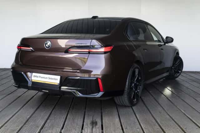 BMW i7 (2024) thumbnail 2