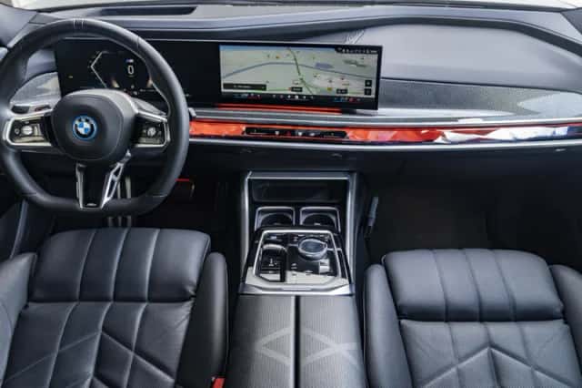 BMW i7 (2024) thumbnail 3