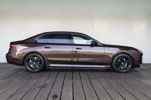 BMW i7 (2024) thumbnail 5