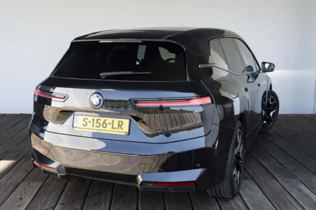 BMW iX (2022) thumbnail 2