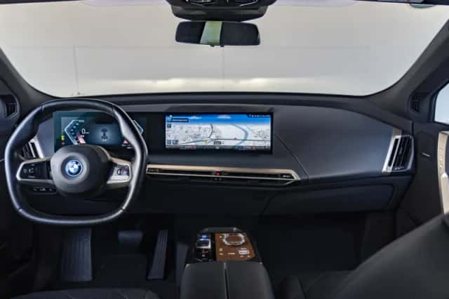 BMW iX (2022) thumbnail 3