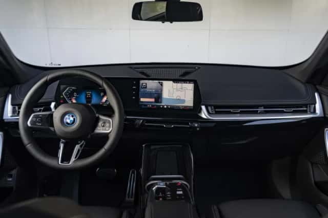 BMW iX1 (2026) thumbnail 3