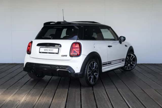 MINI Cooper (2023) thumbnail 2