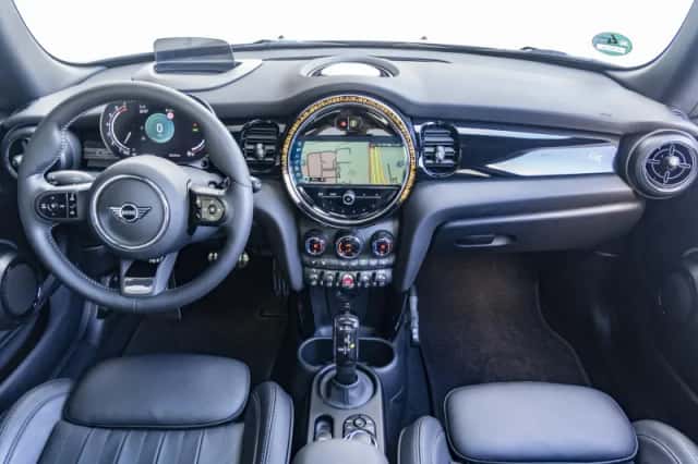 MINI Cooper (2023) thumbnail 3