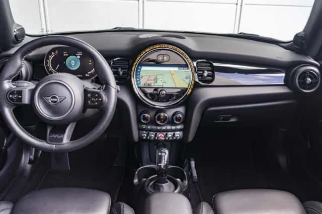 MINI Cabrio (2023) thumbnail 3