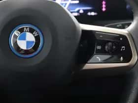 BMW iX (2023) thumbnail 16
