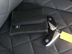 BMW iX (2023) thumbnail 8