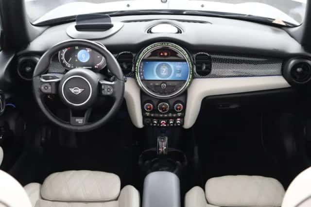 MINI Cabrio (2022) thumbnail 4