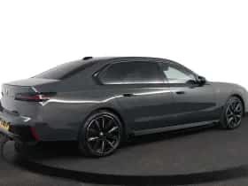 BMW i7 (2023) thumbnail 2