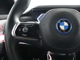 BMW i7 (2023) thumbnail 15