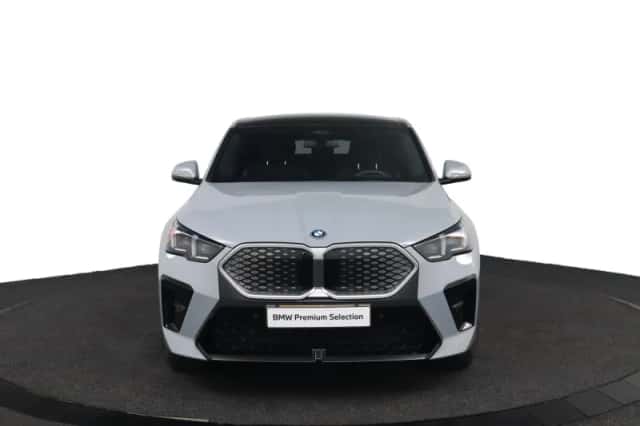 BMW iX2 (2025) thumbnail 2