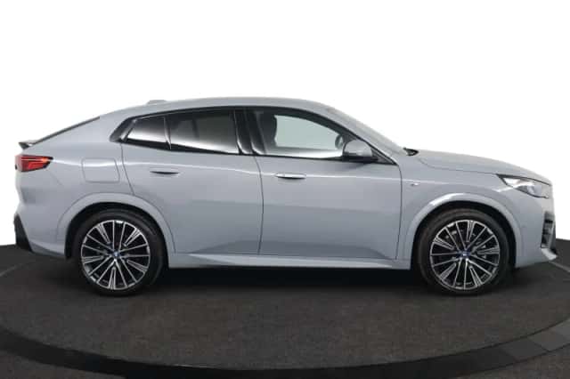 BMW iX2 (2025) thumbnail 6