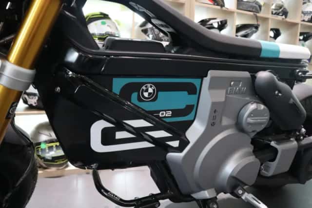 BMW CE (2024) thumbnail 5