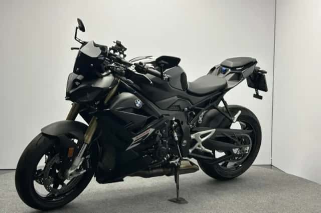 BMW S (2025) thumbnail 2