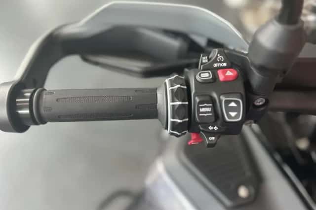 BMW R (2026) thumbnail 3