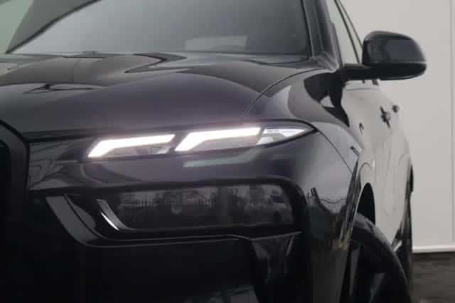 BMW X7 (2023) thumbnail 2
