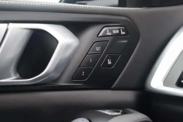 BMW X7 (2023) thumbnail 34
