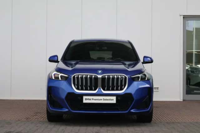 BMW iX1 (2023) thumbnail 3