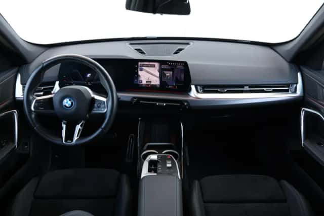 BMW iX1 (2023) thumbnail 12