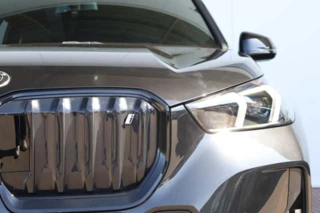 BMW iX1 (2023) thumbnail 3