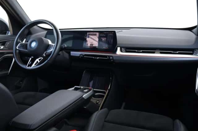 BMW iX1 (2023) thumbnail 10
