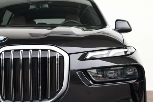 BMW X7 (2023) thumbnail 3