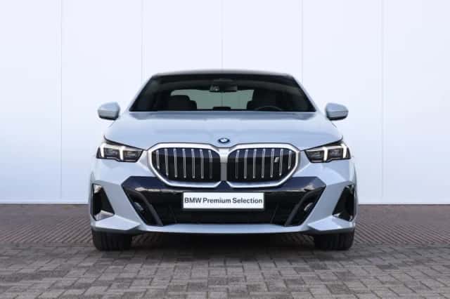 BMW i5 (2024) thumbnail 2