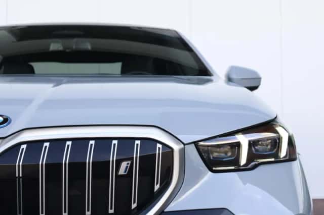 BMW i5 (2024) thumbnail 3