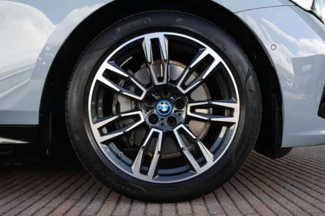BMW i5 (2024) thumbnail 6