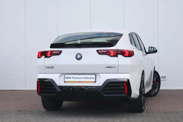 BMW iX2 (2024) thumbnail 2