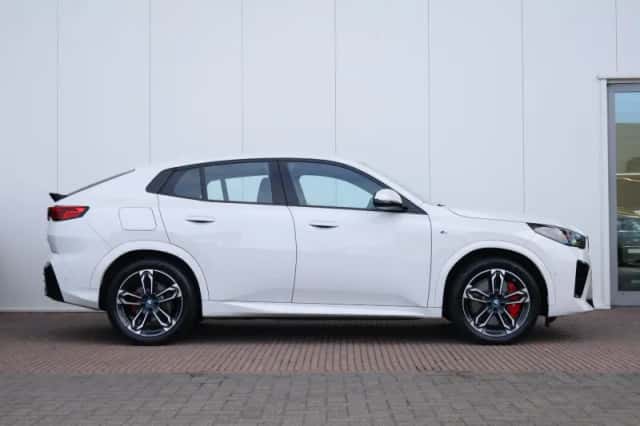 BMW iX2 (2024) thumbnail 5