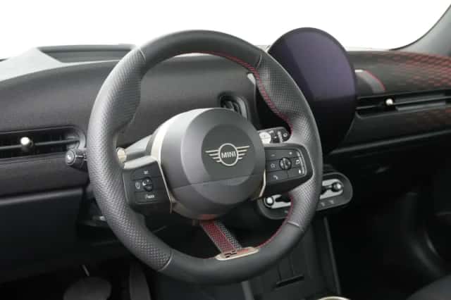 MINI Cooper (2024) thumbnail 2