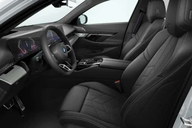 BMW i5 (2026) thumbnail 4