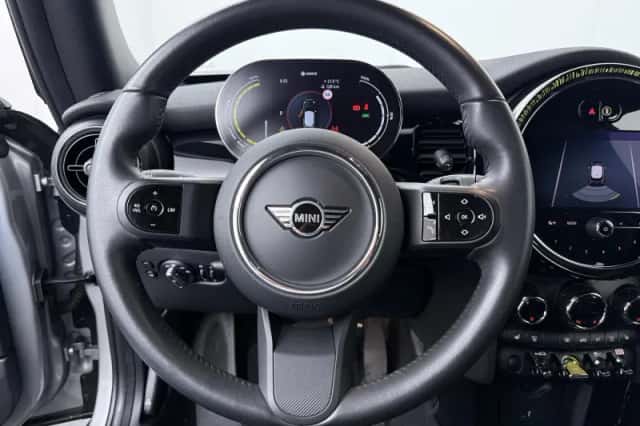MINI Electric (2024) thumbnail 2