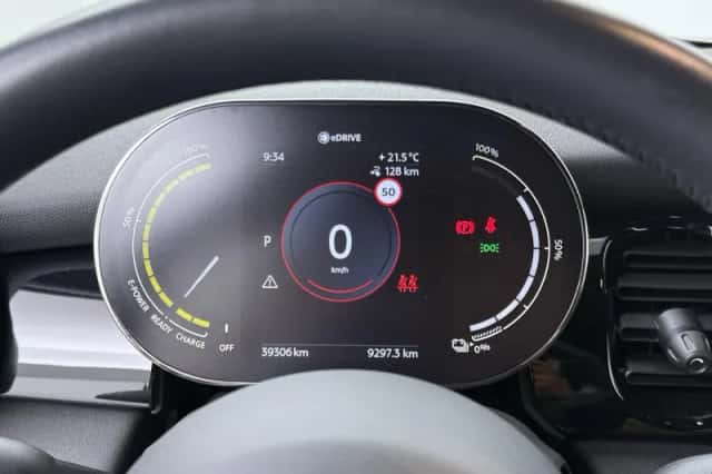 MINI Electric (2024) thumbnail 3
