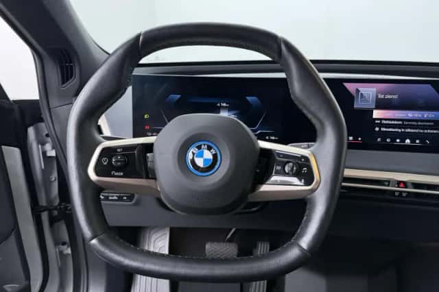 BMW iX (2025) thumbnail 2
