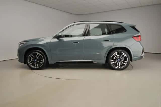 BMW iX1 (2025) thumbnail 2