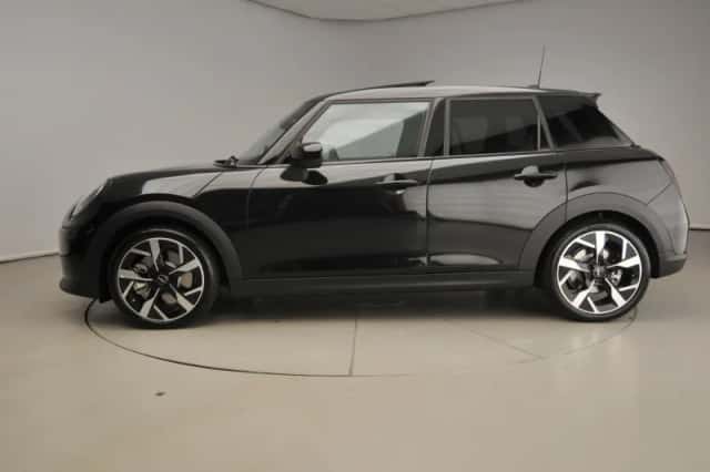 MINI Cooper S (2025) thumbnail 2